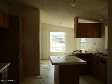Kitchen w/Island & Breakfast Bar