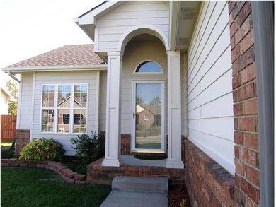 THE COVERED PORCH OFFERS A DRAMATIC WELCOME.
