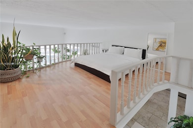 Aquasol unit T-E, Miami Beach, FL 33141 - photo 2