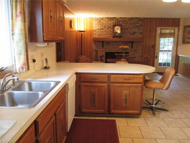 Ceramic floors and breakfast bar