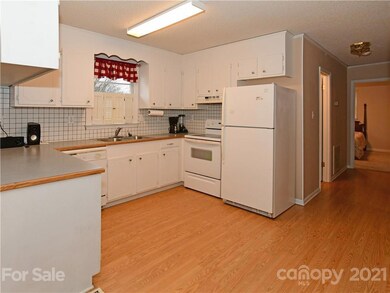 138 Victoria Dr, Statesville, NC 28625 - photo 3