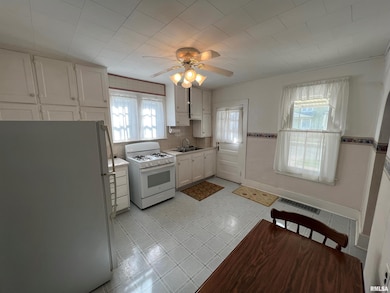 2010 W 6th St, Davenport, IA 52802 - photo 3