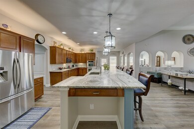 Huge island with space for bar stools, stunning le