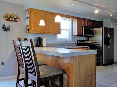 Large kitchen with breakfast bar, kitchen applianc