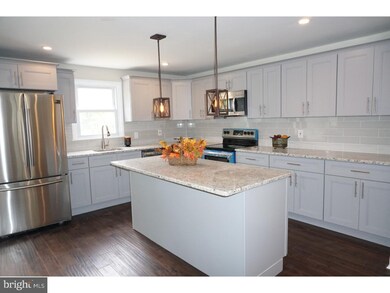 302 Glenwood Cir, Darby, PA 19023 - photo 5