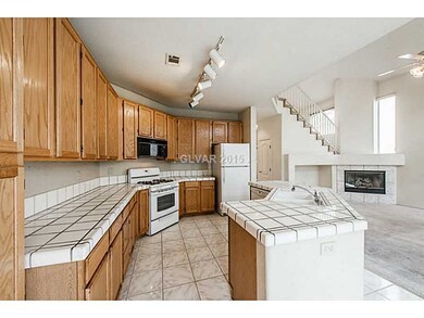 Kitchen. Open work space with kitchen island w/ si