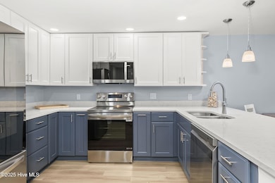 Updated kitchen w/ bar seating
