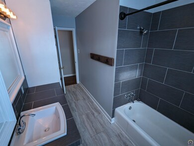 1117 SW Armagh St, Topeka, KS 66611 - photo 7