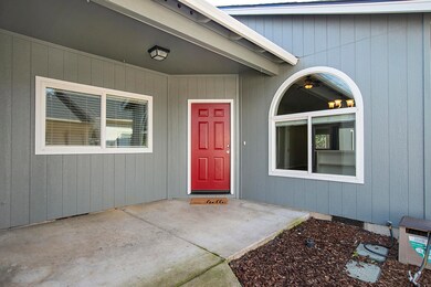 571 Mountain View Dr, Central Point, OR 97502 - photo 3