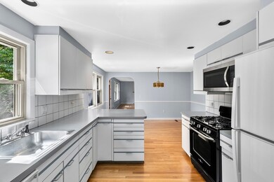 109 Clark Ln, Waltham, MA 02451 - photo 4