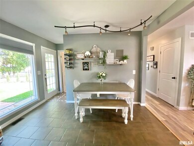 766 W 43rd St, Davenport, IA 52806 - photo 7