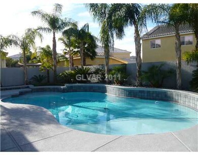 Swimming Pool/Hot Tub/Sauna. Pool in tropical sett
