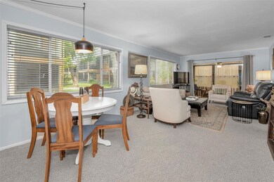 Dining Area - Nice views out to the Common Area