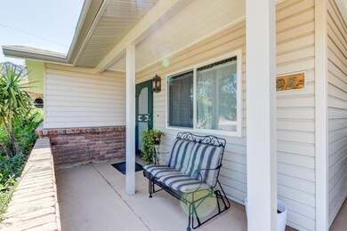 CUTE FRONT PATIO