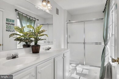 13044 Cabin Creek Rd, Herndon, VA 20171 - photo 4