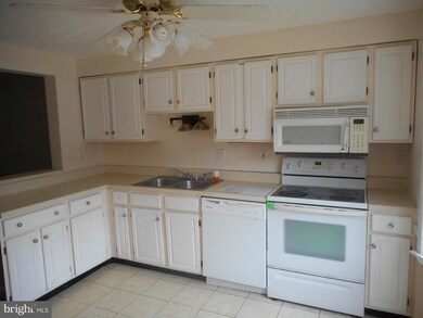 19111 Willow Spring Dr, Germantown, MD 20874 - photo 4