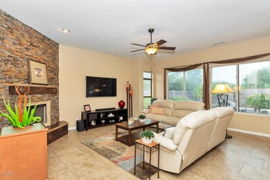 4419 E Jaeger Rd-large-004-31-Main Livin