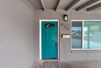 611 N Sunland Dr-5