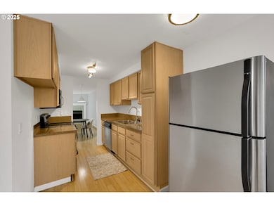 5602 S Riverside Ln unit 8, Portland, OR 97239 - photo 3