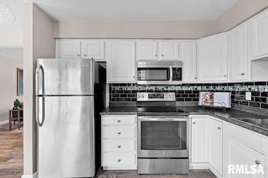 2426 W 44th St, Davenport, IA 52806 - photo 7