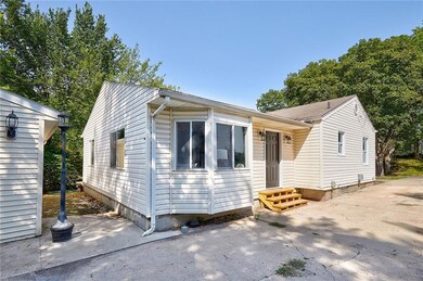 1330 E 33rd Ct, Des Moines, IA 50317 - photo 3