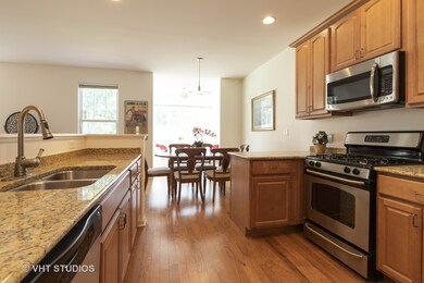325 W Eagle Ct, Waukegan, IL 60087 - photo 2