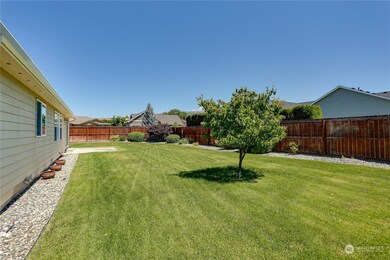 343 N Newark Ave, East Wenatchee, WA 98802 - photo 3