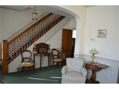 Entry/Foyer.