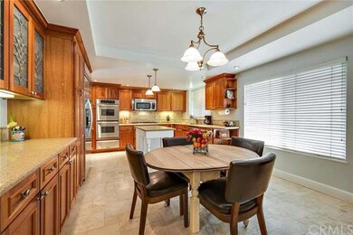 Enjoy a cup of coffee at the kitchen table overloo