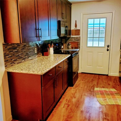 205 Mclemore Dr, Alvin, TX 77511 - photo 4