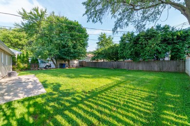 124 Del Rio Rd, Carpentersville, IL 60110 - photo 2