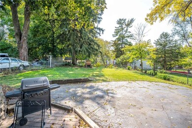 6424 Forest Ct, Windsor Heights, IA 50324 - photo 5