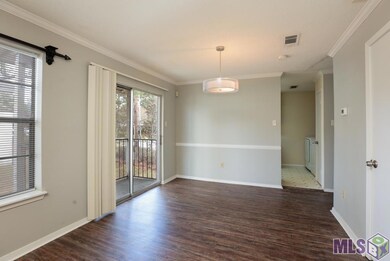 Neutral paint and flooring makes decorating an eas