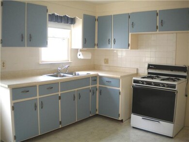 Kitchen Kitchen lower Stove stays (as is condition
