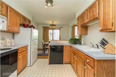 2424 81st Cir, Urbandale, IA 50322 - photo 5