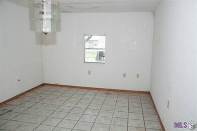 Large Formal Dining Room!!!