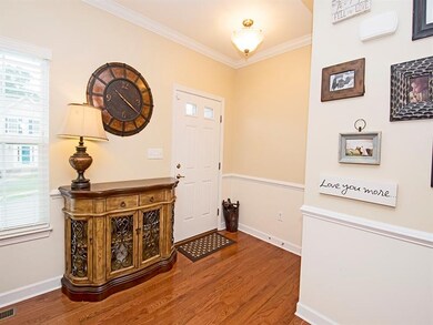 FOYER ACCENTED W/CROWN MOLDING, CHAIR RAILING & HA