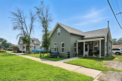 1516 1st St SW, Cedar Rapids, IA 52404 - photo 2