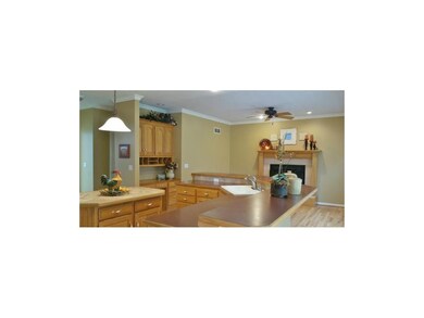 HUGE Kitchen with counter seating for 6