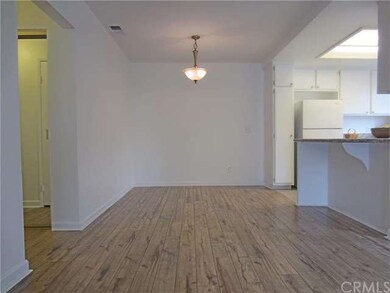 Dining Area w/ Casual Breakfast Bar (Kitchen)