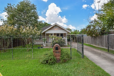 102 Frawley St, Houston, TX 77009 - photo 2