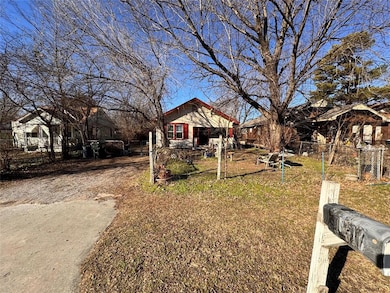 View of front of house featuring a front yard