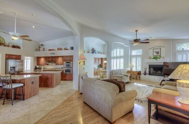 Family room w/fireplacr