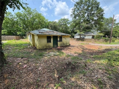 View of yard featuring an outbuilding