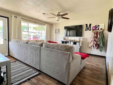 922 Robin Rd, Blackwell, OK 74631 - photo 4