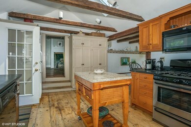 04_4096Main_5_Kitchen_MLSuse_1500x1500