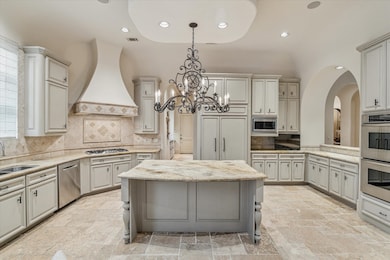 The expansive eat-in kitchen
features top-of-the-