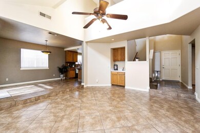Great Room with Soaring Ceilings! Freshly Painted 