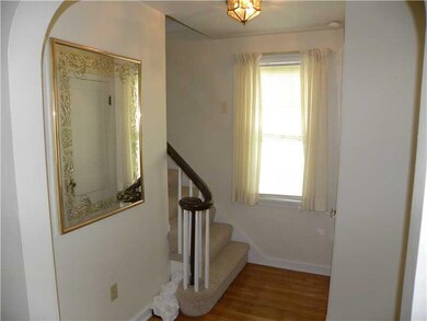 Entry/Foyer.