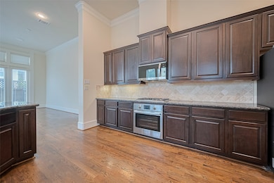 MODERN KITCHEN WITH GAS COOKING AND LOTS OF CABINE